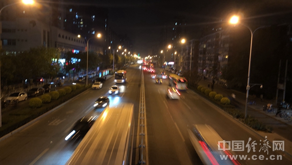 yq1811012街道夜景车流许雪媛街景建筑.jpg